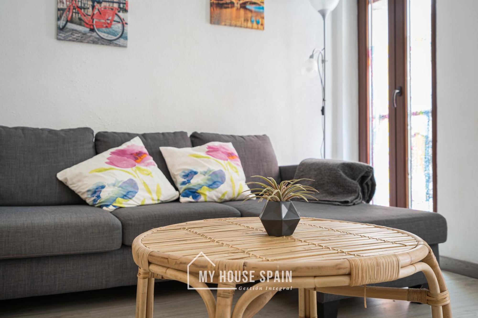 Apartamento Renovado En Edificio Clásico *